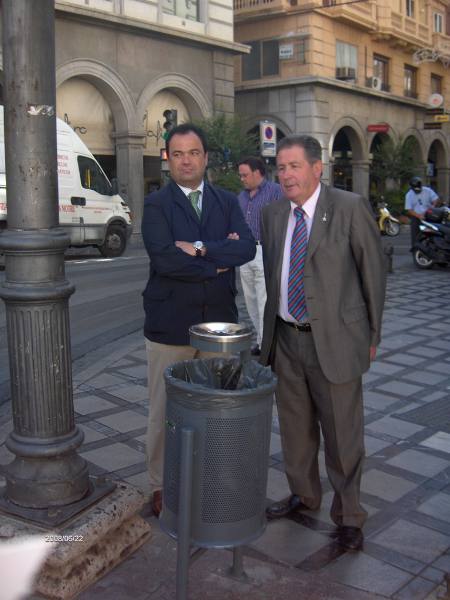 ©Ayto.Granada: Mantenimiento instala un centenar de papeleras cenicero en distintos puntos de la ciudad